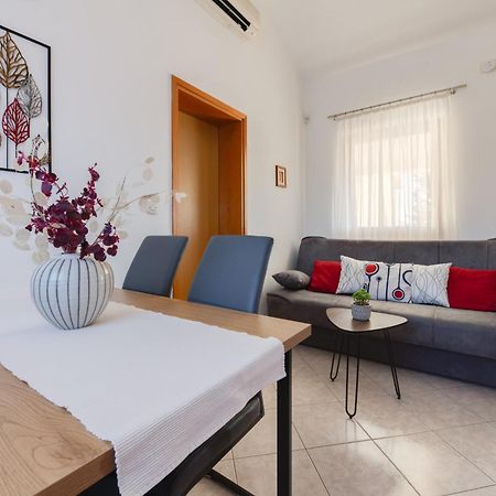 Villa Livia With Three Nice Apartments, Swimming Pool, Childrens Playground, Barbecue And Free Parking Лижнян Экстерьер фото