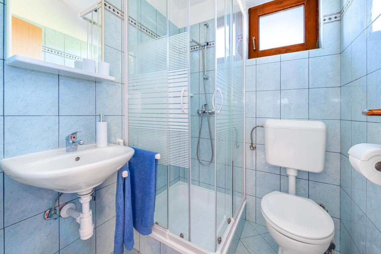 Villa Livia With Three Nice Apartments, Swimming Pool, Childrens Playground, Barbecue And Free Parking Лижнян Экстерьер фото
