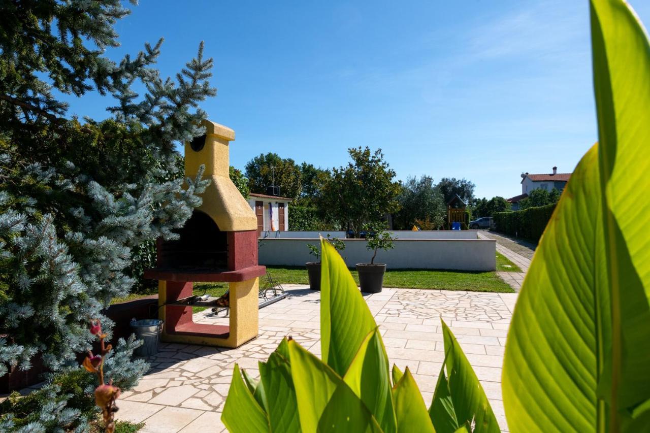 Villa Livia With Three Nice Apartments, Swimming Pool, Childrens Playground, Barbecue And Free Parking Лижнян Экстерьер фото