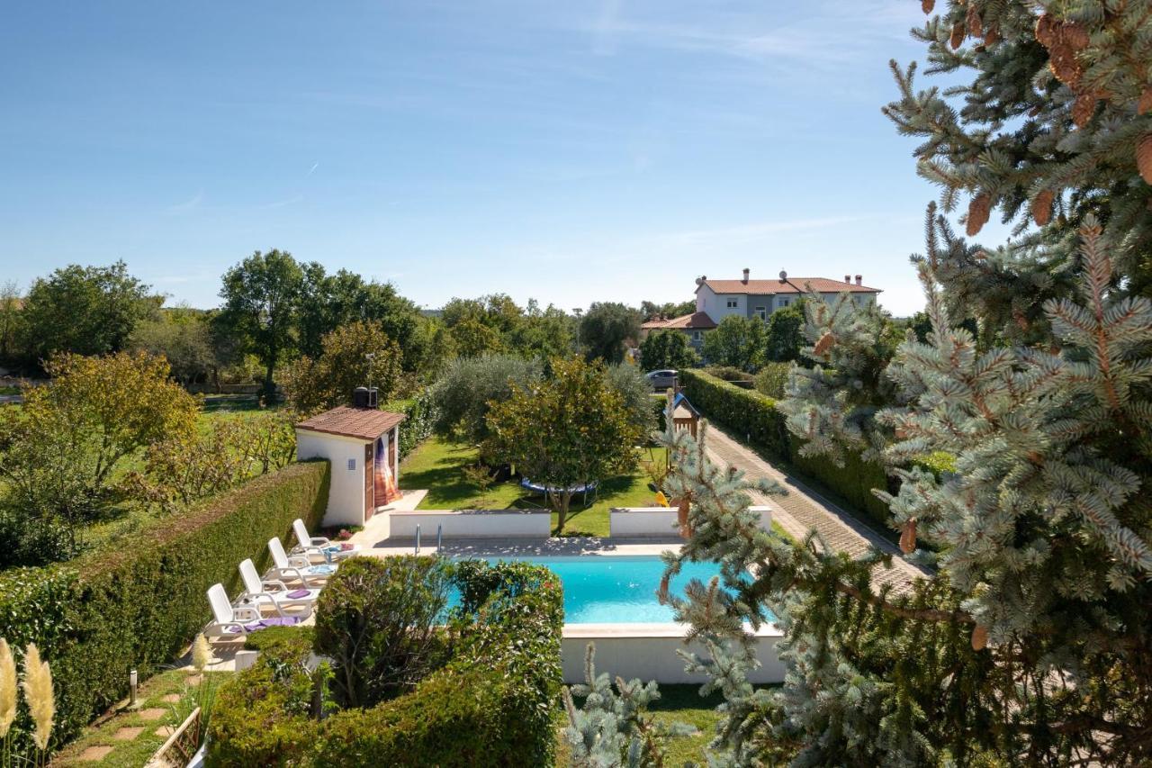 Villa Livia With Three Nice Apartments, Swimming Pool, Childrens Playground, Barbecue And Free Parking Лижнян Экстерьер фото