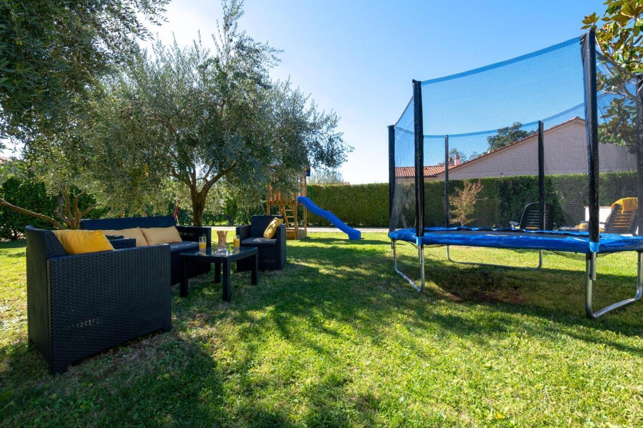 Villa Livia With Three Nice Apartments, Swimming Pool, Childrens Playground, Barbecue And Free Parking Лижнян Экстерьер фото