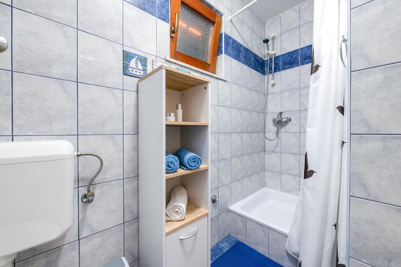 Villa Livia With Three Nice Apartments, Swimming Pool, Childrens Playground, Barbecue And Free Parking Лижнян Экстерьер фото
