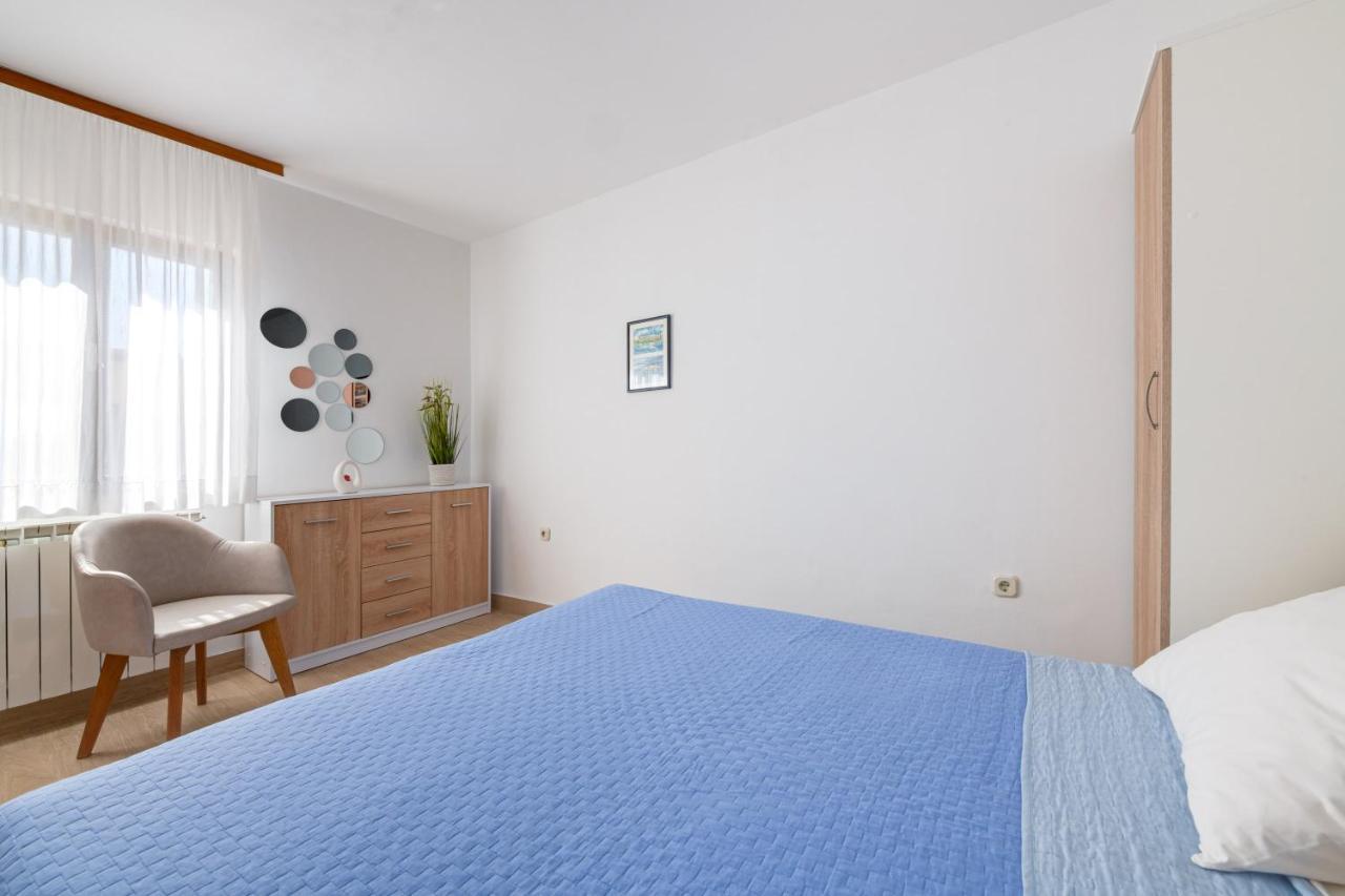 Villa Livia With Three Nice Apartments, Swimming Pool, Childrens Playground, Barbecue And Free Parking Лижнян Экстерьер фото