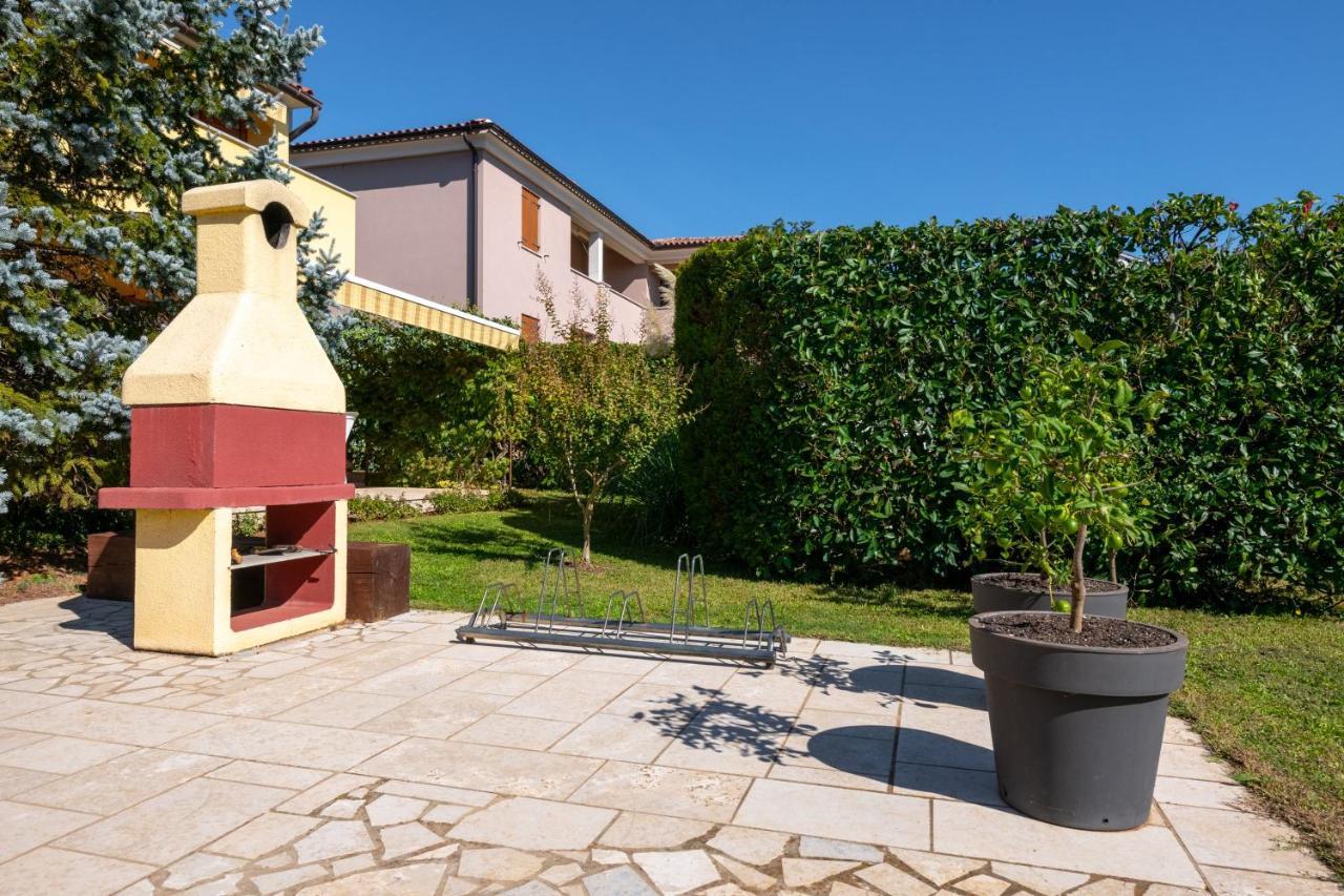 Villa Livia With Three Nice Apartments, Swimming Pool, Childrens Playground, Barbecue And Free Parking Лижнян Экстерьер фото