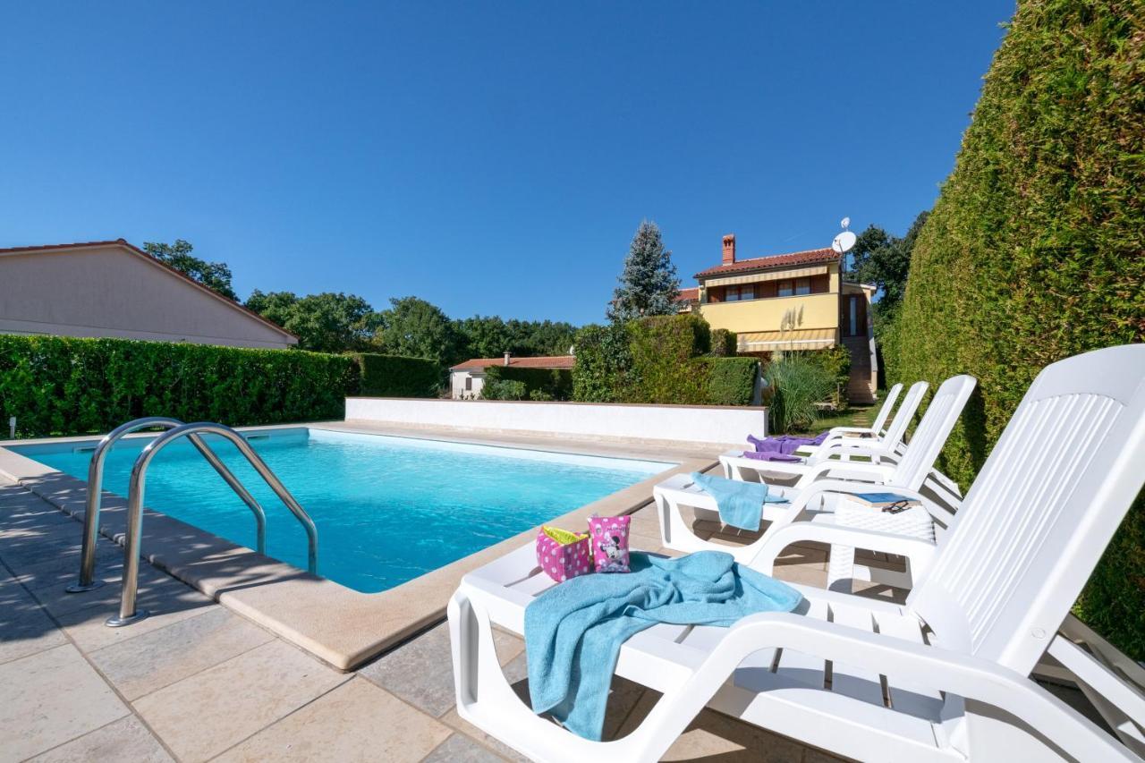 Villa Livia With Three Nice Apartments, Swimming Pool, Childrens Playground, Barbecue And Free Parking Лижнян Экстерьер фото