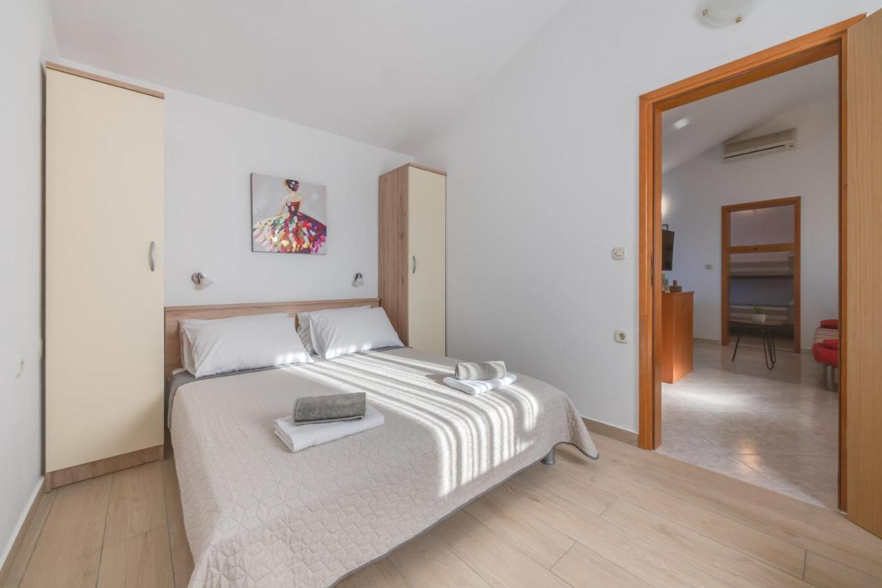 Villa Livia With Three Nice Apartments, Swimming Pool, Childrens Playground, Barbecue And Free Parking Лижнян Экстерьер фото