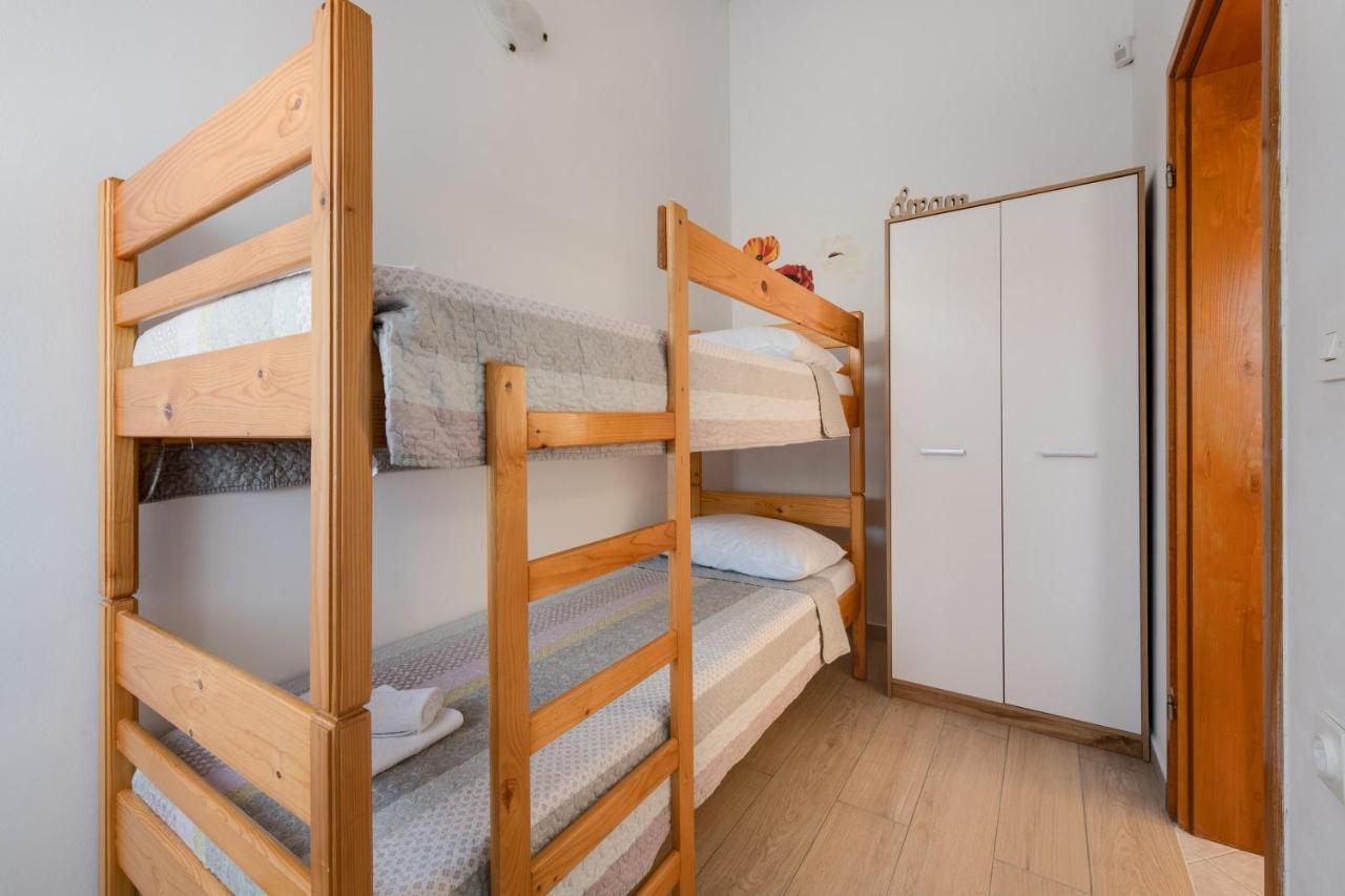 Villa Livia With Three Nice Apartments, Swimming Pool, Childrens Playground, Barbecue And Free Parking Лижнян Экстерьер фото
