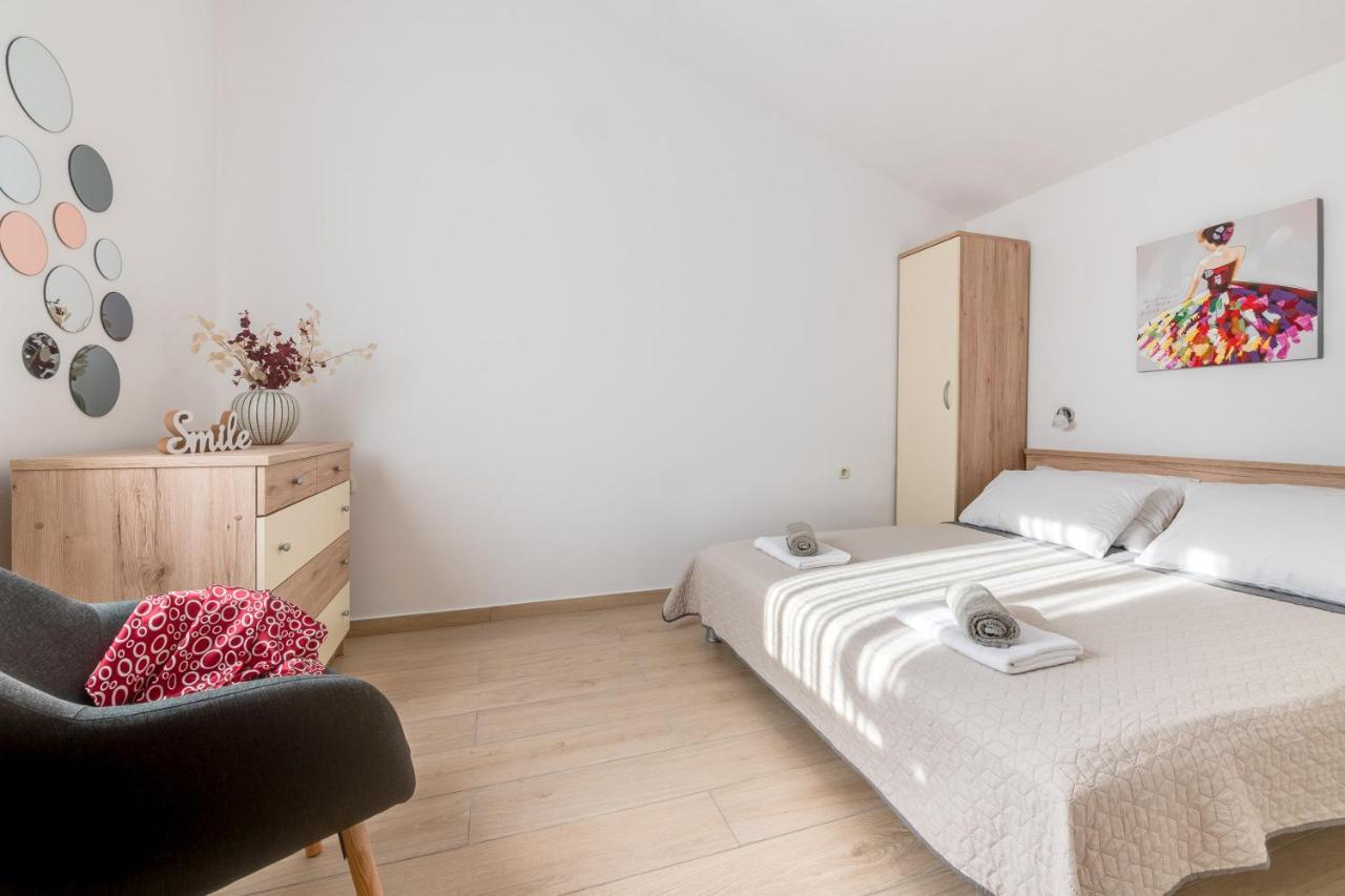 Villa Livia With Three Nice Apartments, Swimming Pool, Childrens Playground, Barbecue And Free Parking Лижнян Экстерьер фото