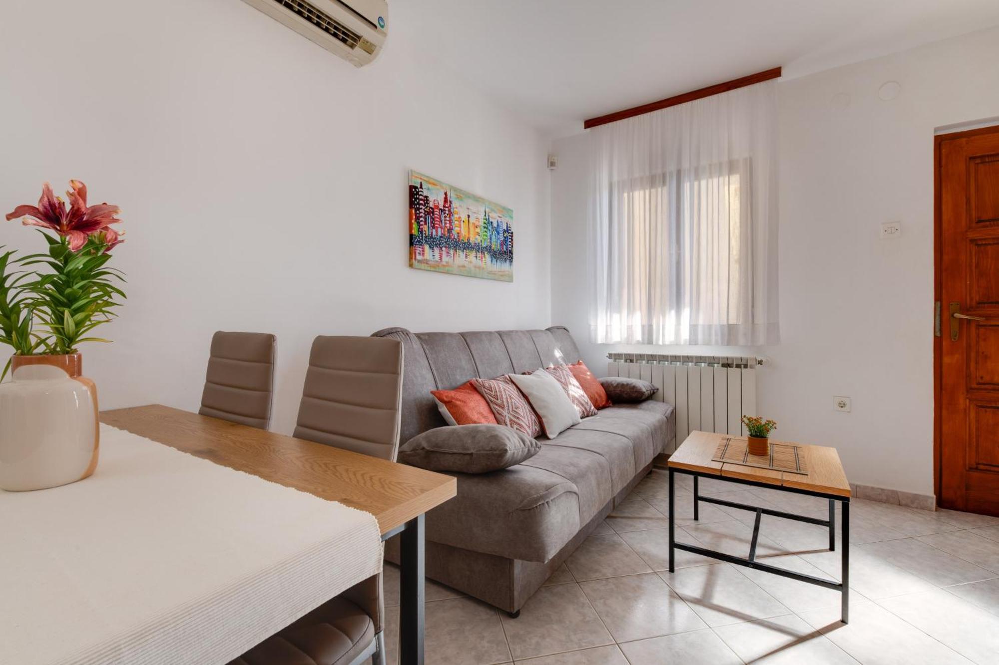 Villa Livia With Three Nice Apartments, Swimming Pool, Childrens Playground, Barbecue And Free Parking Лижнян Экстерьер фото